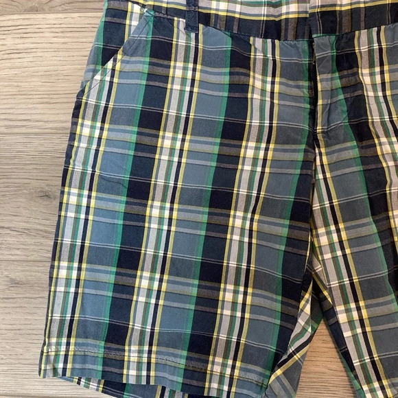 Old Navy Flat Front Plaid Bermuda Shorts Embroidered 6 - Picture 5 of 10